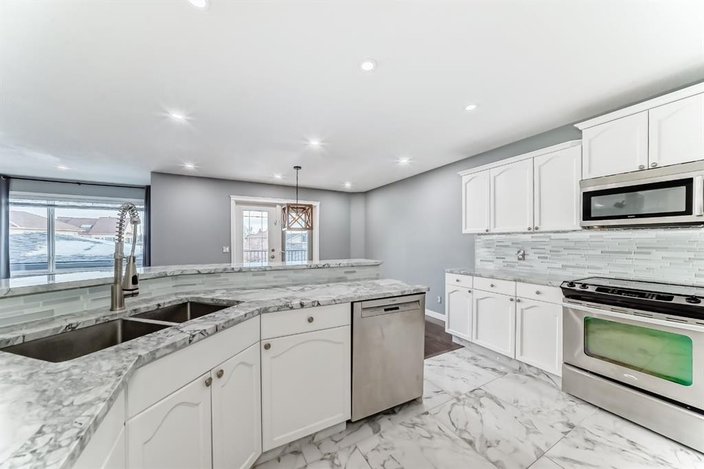 40 Cimarron Crescent, Okotoks, AB - Indoor Photo Showing Kitchen With Double Sink With Upgraded Kitchen