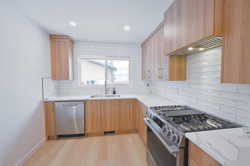 7611 Fleetwood Drive Se, Calgary, AB - Indoor Photo Showing Kitchen With Upgraded Kitchen