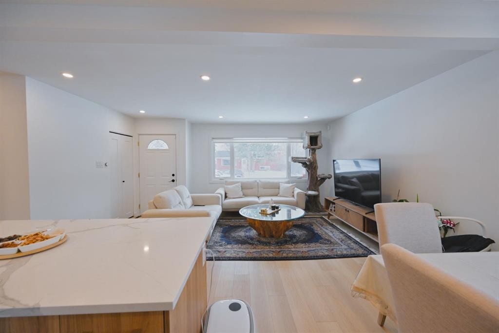 7611 Fleetwood Drive Se, Calgary, AB - Indoor Photo Showing Living Room