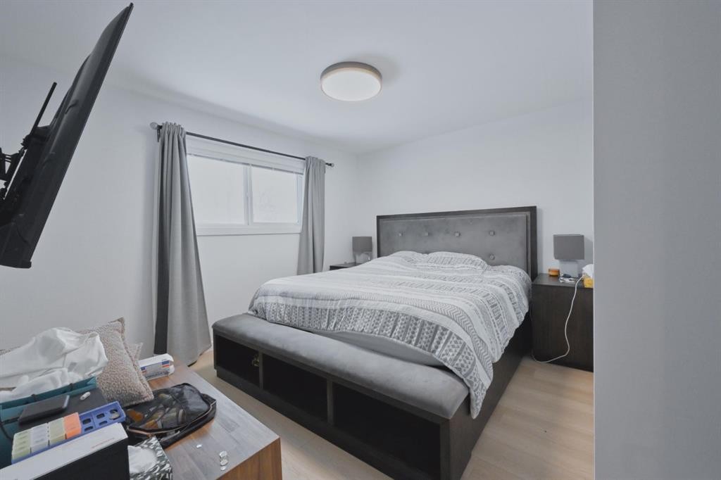 7611 Fleetwood Drive Se, Calgary, AB - Indoor Photo Showing Bedroom