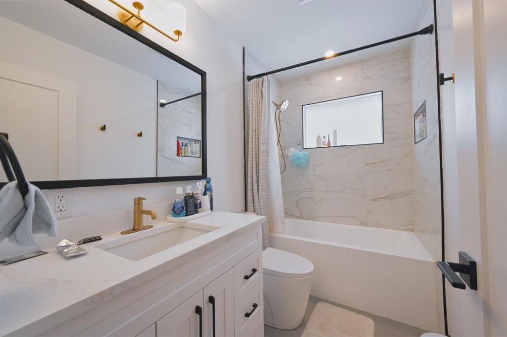 7611 Fleetwood Drive Se, Calgary, AB - Indoor Photo Showing Bathroom