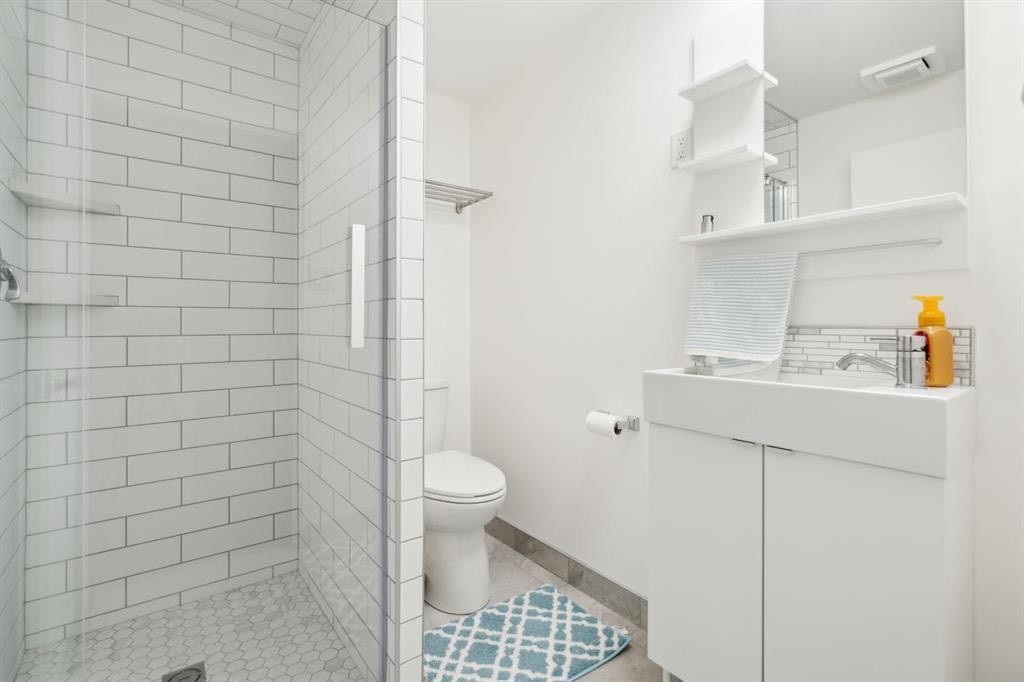 7611 Fleetwood Drive Se, Calgary, AB - Indoor Photo Showing Bathroom