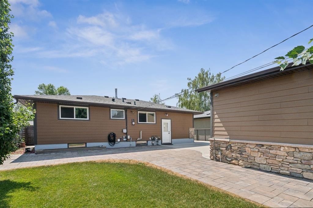 7611 Fleetwood Drive Se, Calgary, AB - Outdoor With Exterior