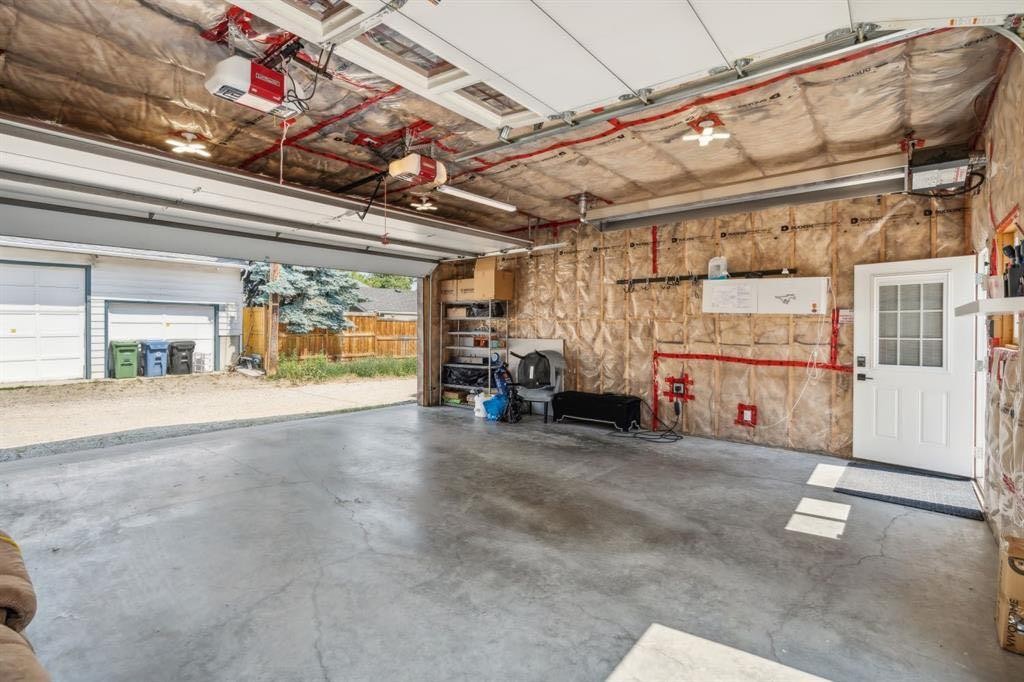 7611 Fleetwood Drive Se, Calgary, AB - Indoor Photo Showing Garage