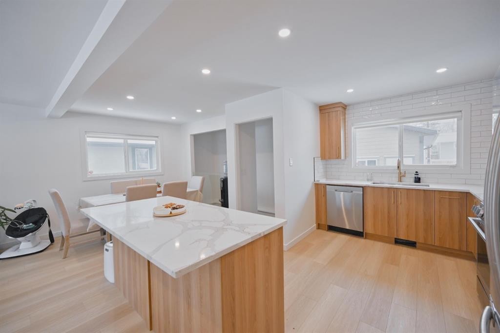 7611 Fleetwood Drive Se, Calgary, AB - Indoor Photo Showing Other Room