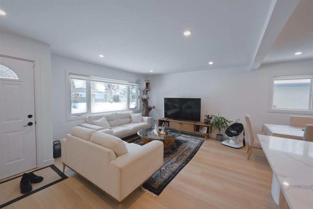 7611 Fleetwood Drive Se, Calgary, AB - Indoor Photo Showing Living Room