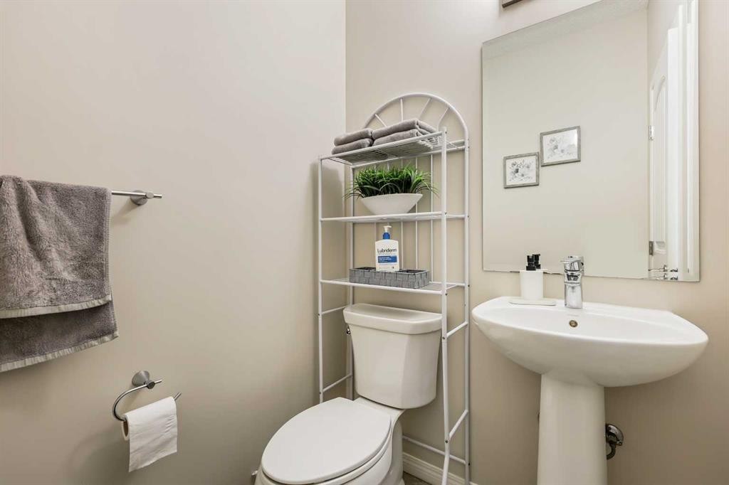 143 Masters Link Se, Calgary, AB - Indoor Photo Showing Bathroom