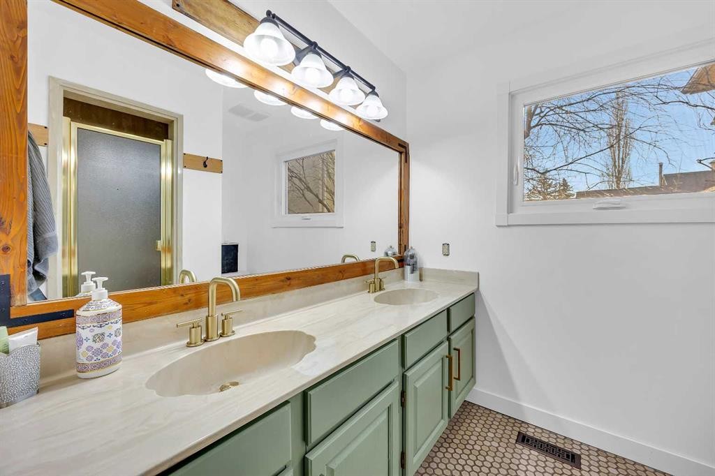 874 Riverbend Drive Se, Calgary, AB - Indoor Photo Showing Bathroom