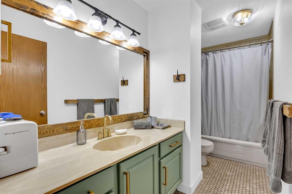 874 Riverbend Drive Se, Calgary, AB - Indoor Photo Showing Bathroom