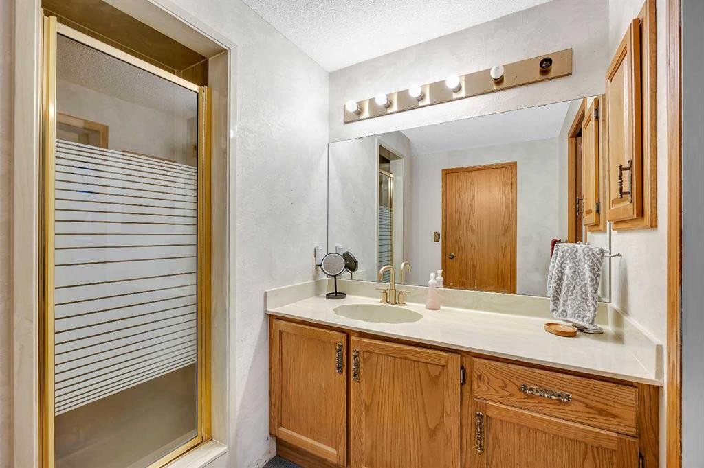 874 Riverbend Drive Se, Calgary, AB - Indoor Photo Showing Bathroom