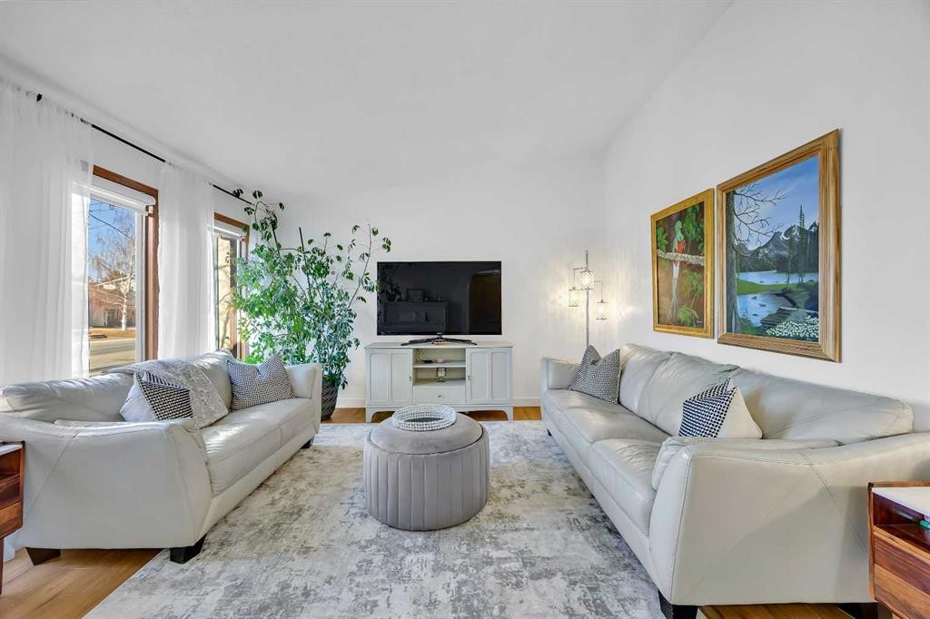 874 Riverbend Drive Se, Calgary, AB - Indoor Photo Showing Living Room