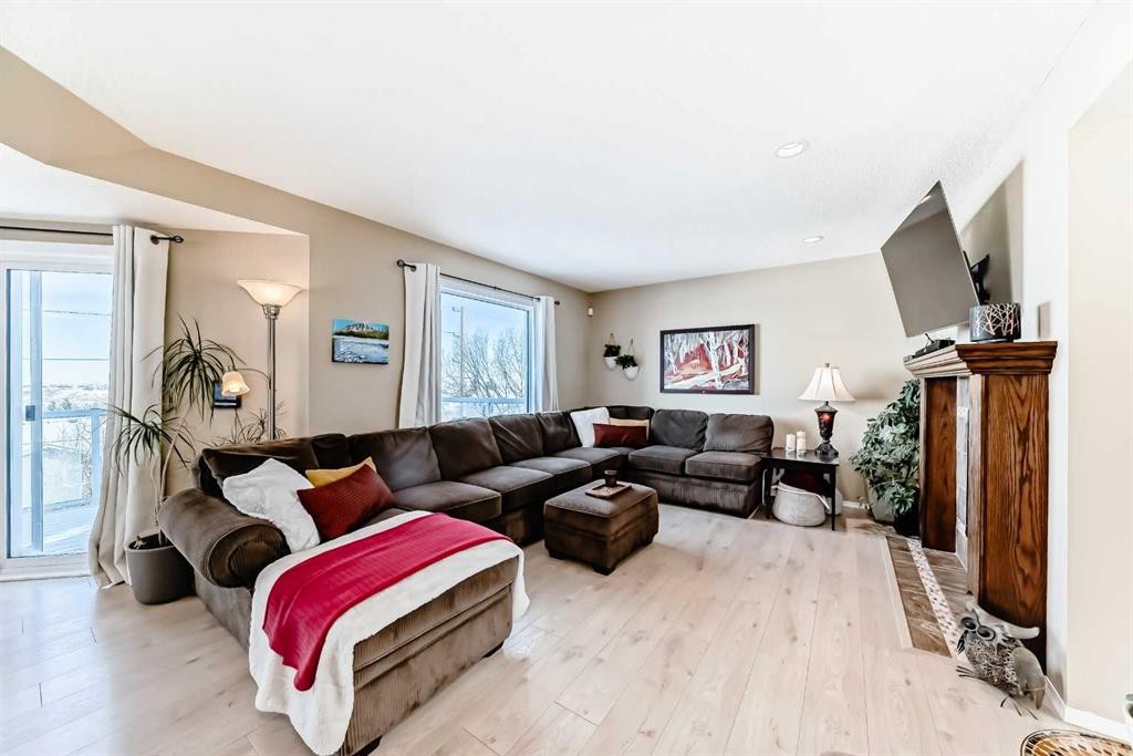 151 Macewan Park Circle Nw, Calgary, AB - Indoor Photo Showing Living Room