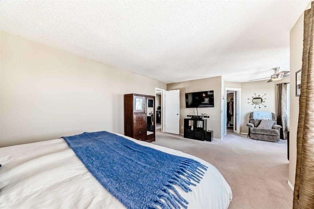 151 Macewan Park Circle Nw, Calgary, AB - Indoor Photo Showing Bedroom