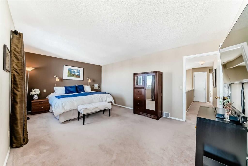 151 Macewan Park Circle Nw, Calgary, AB - Indoor Photo Showing Bedroom