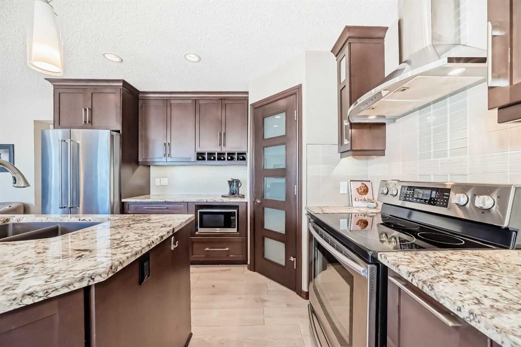 151 Macewan Park Circle Nw, Calgary, AB - Indoor Photo Showing Kitchen With Double Sink With Upgraded Kitchen