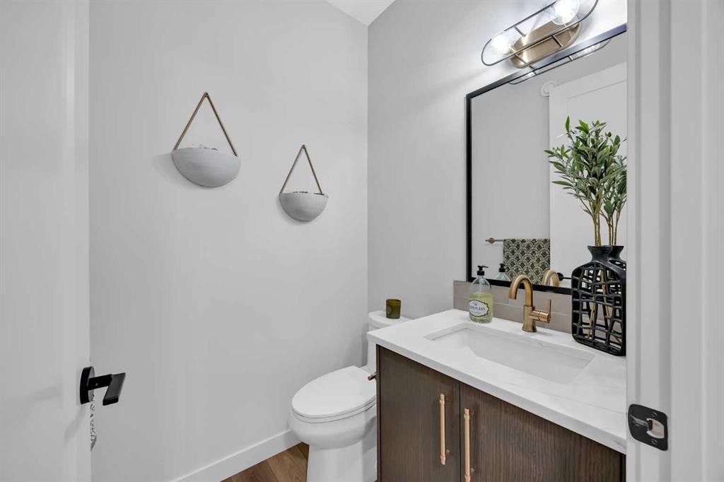 13 Emerson Crescent, Okotoks, AB - Indoor Photo Showing Bathroom