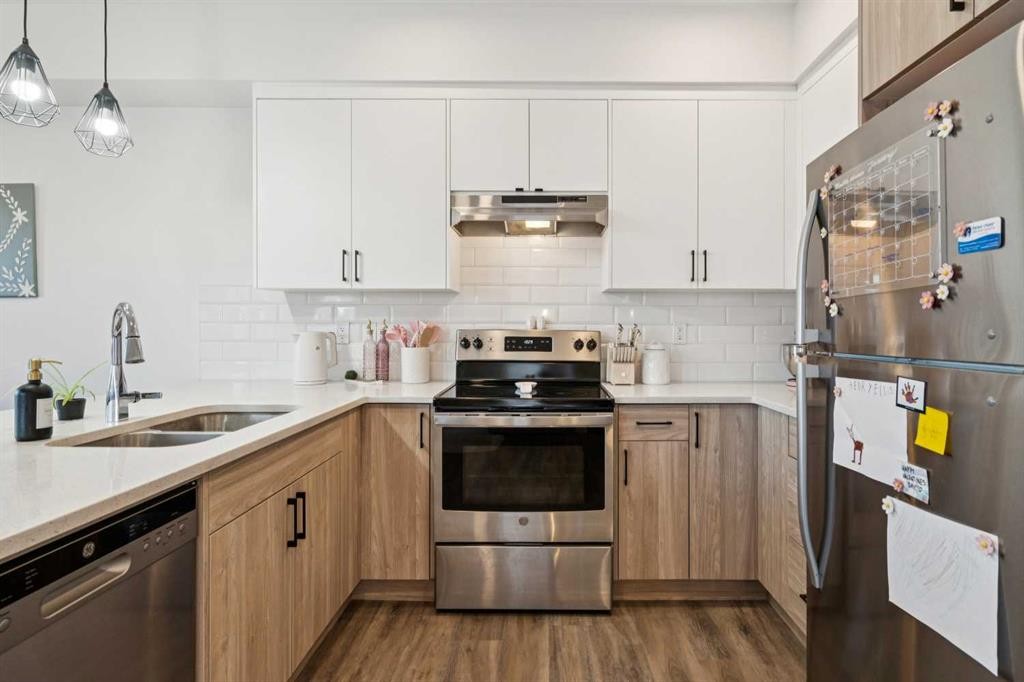101-24 Rivercrest Drive, Cochrane, AB - Indoor Photo Showing Kitchen With Stainless Steel Kitchen With Double Sink With Upgraded Kitchen