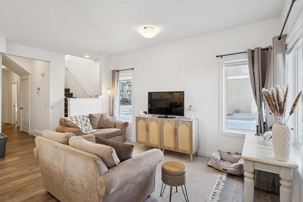 101-24 Rivercrest Drive, Cochrane, AB - Indoor Photo Showing Living Room