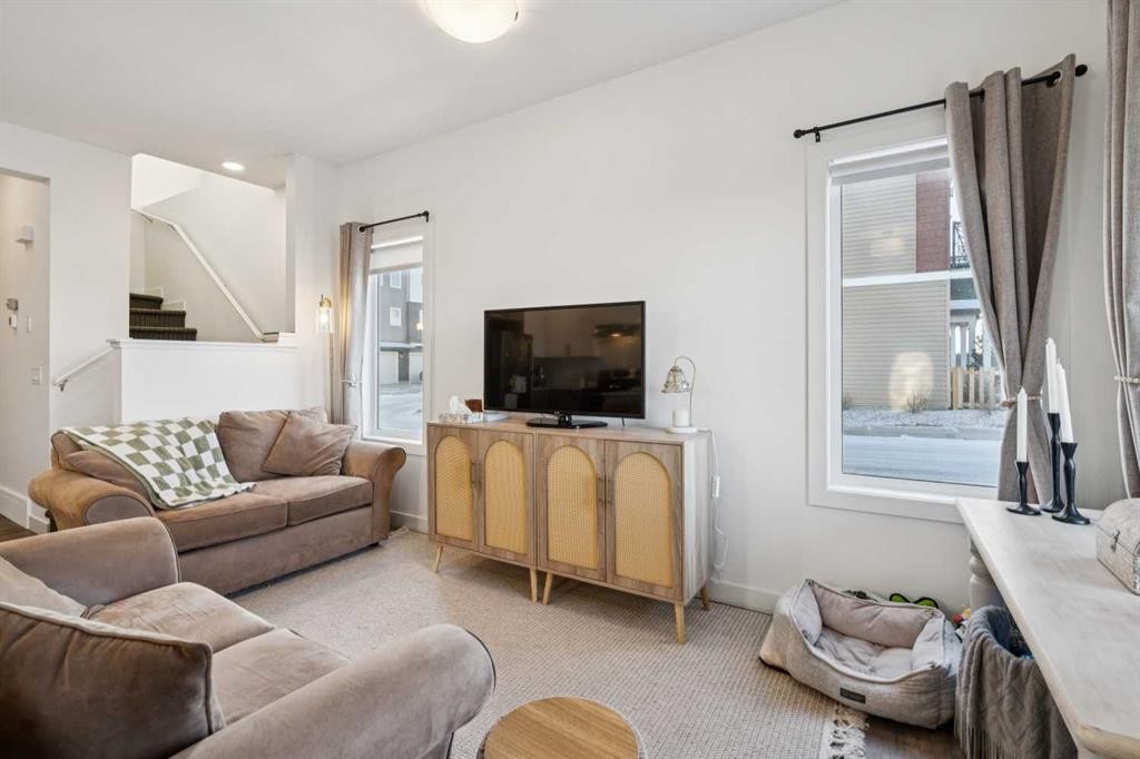 101-24 Rivercrest Drive, Cochrane, AB - Indoor Photo Showing Living Room