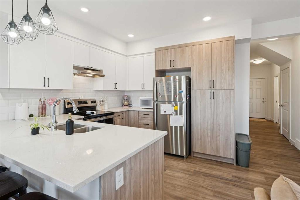 101-24 Rivercrest Drive, Cochrane, AB - Indoor Photo Showing Kitchen With Stainless Steel Kitchen With Double Sink With Upgraded Kitchen