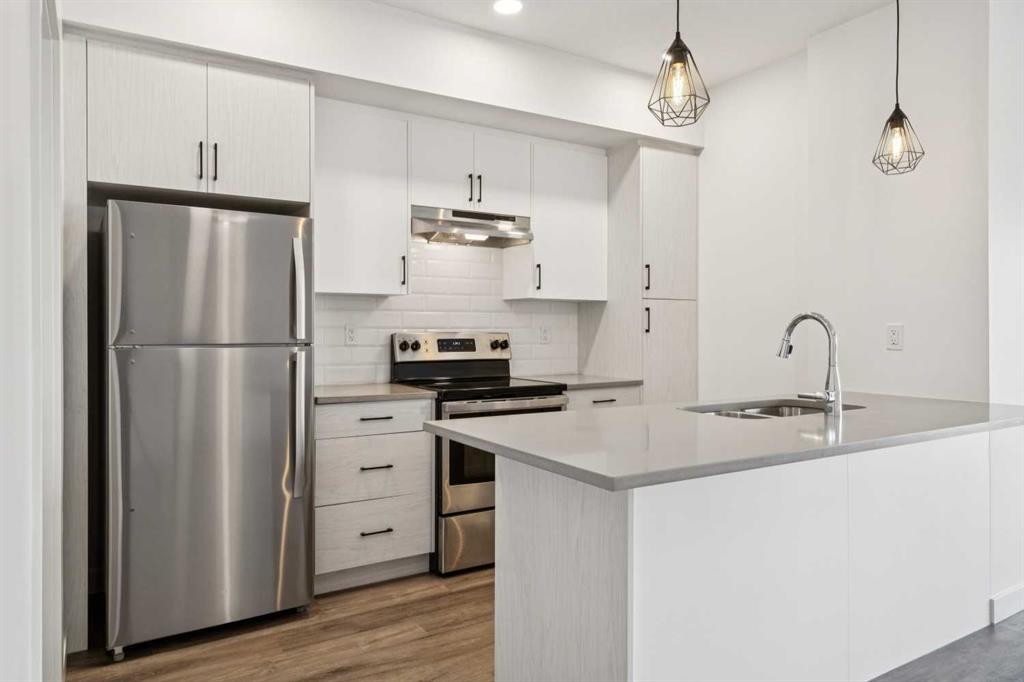 903-24 Rivercrest Drive, Cochrane, AB - Indoor Photo Showing Kitchen With Stainless Steel Kitchen With Upgraded Kitchen