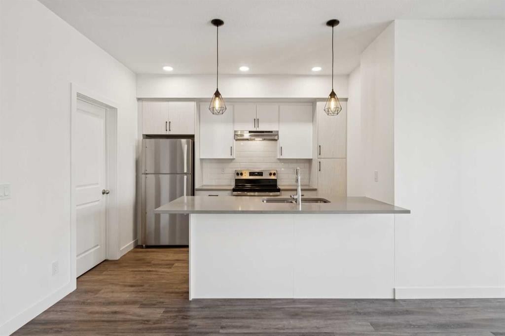 903-24 Rivercrest Drive, Cochrane, AB - Indoor Photo Showing Kitchen With Stainless Steel Kitchen With Double Sink With Upgraded Kitchen