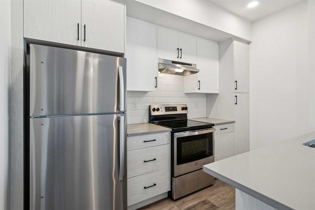 903-24 Rivercrest Drive, Cochrane, AB - Indoor Photo Showing Kitchen With Stainless Steel Kitchen With Upgraded Kitchen