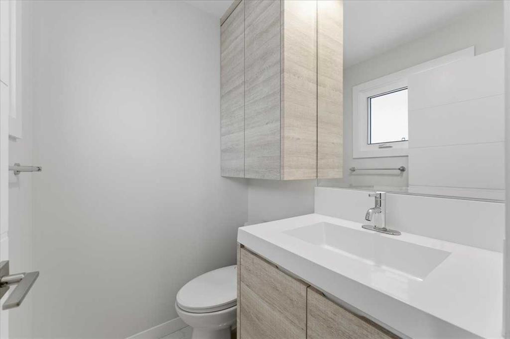6603 Malvern Road Ne, Calgary, AB - Indoor Photo Showing Bathroom