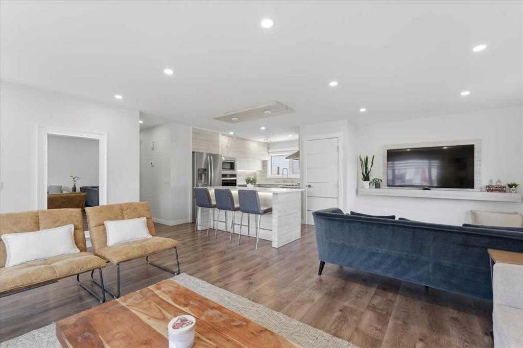 6603 Malvern Road Ne, Calgary, AB - Indoor Photo Showing Living Room