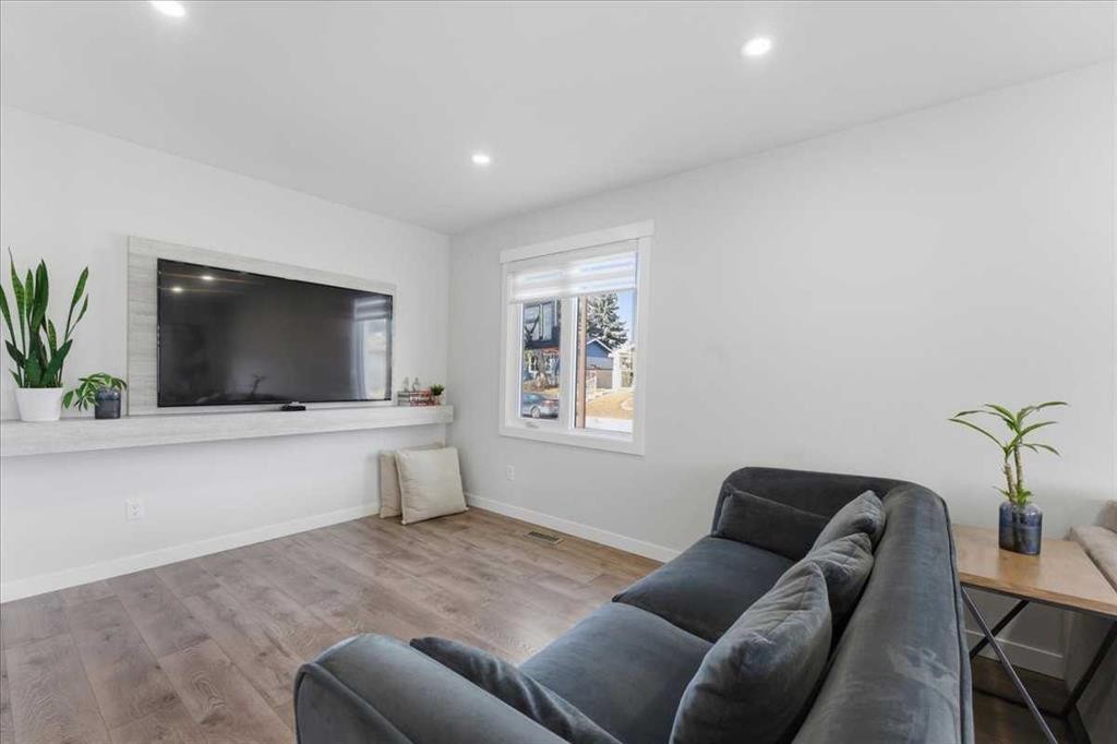 6603 Malvern Road Ne, Calgary, AB - Indoor Photo Showing Living Room