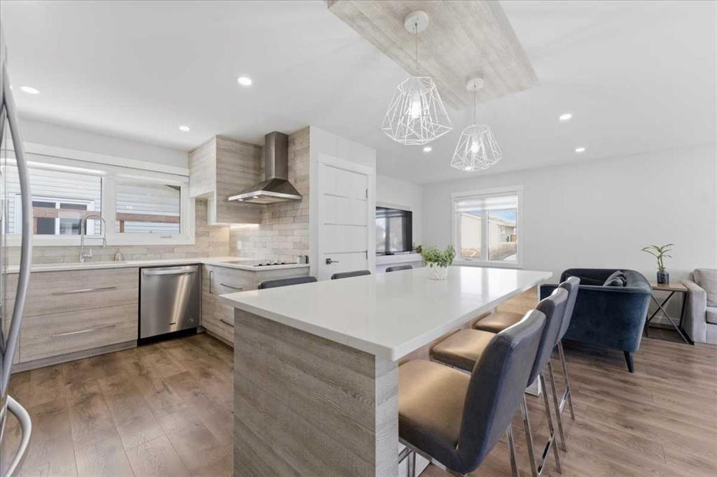 6603 Malvern Road Ne, Calgary, AB - Indoor Photo Showing Kitchen With Upgraded Kitchen