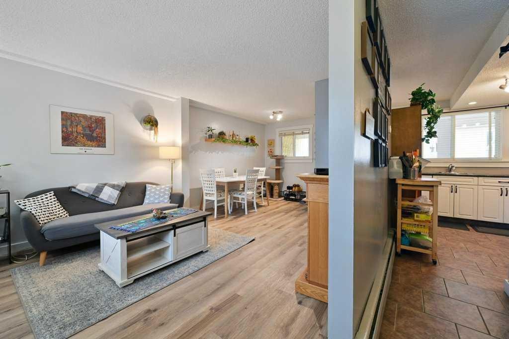 5-7740 Hunterview Drive Nw, Calgary, AB - Indoor Photo Showing Living Room