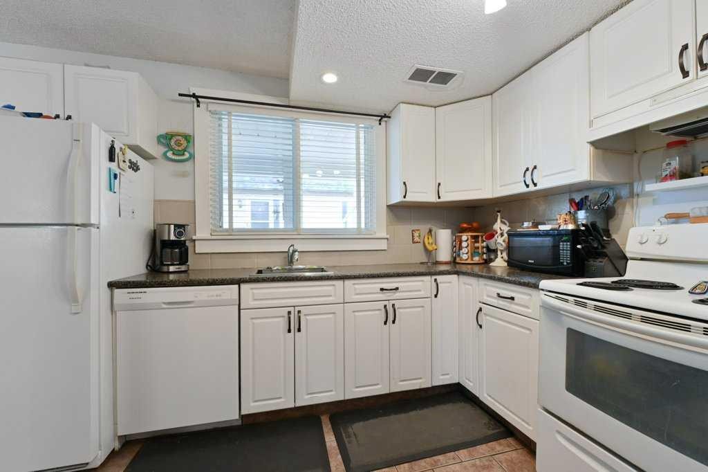 5-7740 Hunterview Drive Nw, Calgary, AB - Indoor Photo Showing Kitchen