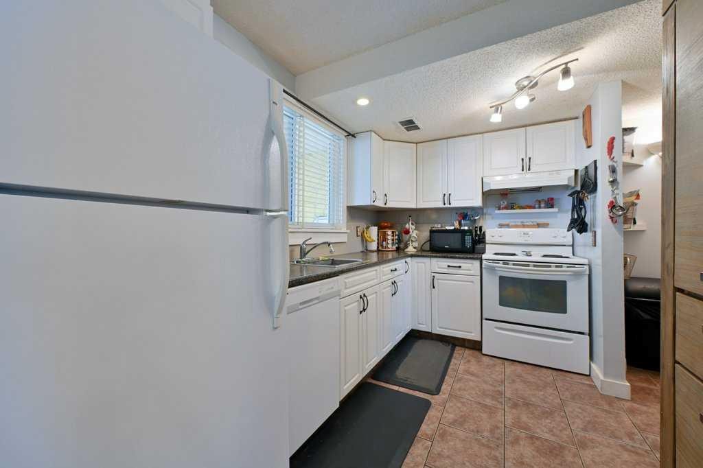 5-7740 Hunterview Drive Nw, Calgary, AB - Indoor Photo Showing Kitchen