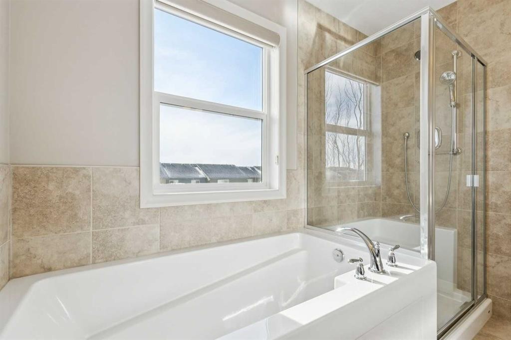 33 Sundown Grove, Cochrane, AB - Indoor Photo Showing Bathroom