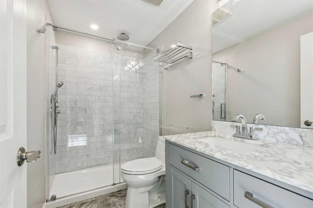 33 Sundown Grove, Cochrane, AB - Indoor Photo Showing Bathroom