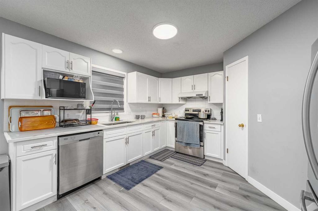 14 Coral Sands Place Ne, Calgary, AB - Indoor Photo Showing Kitchen