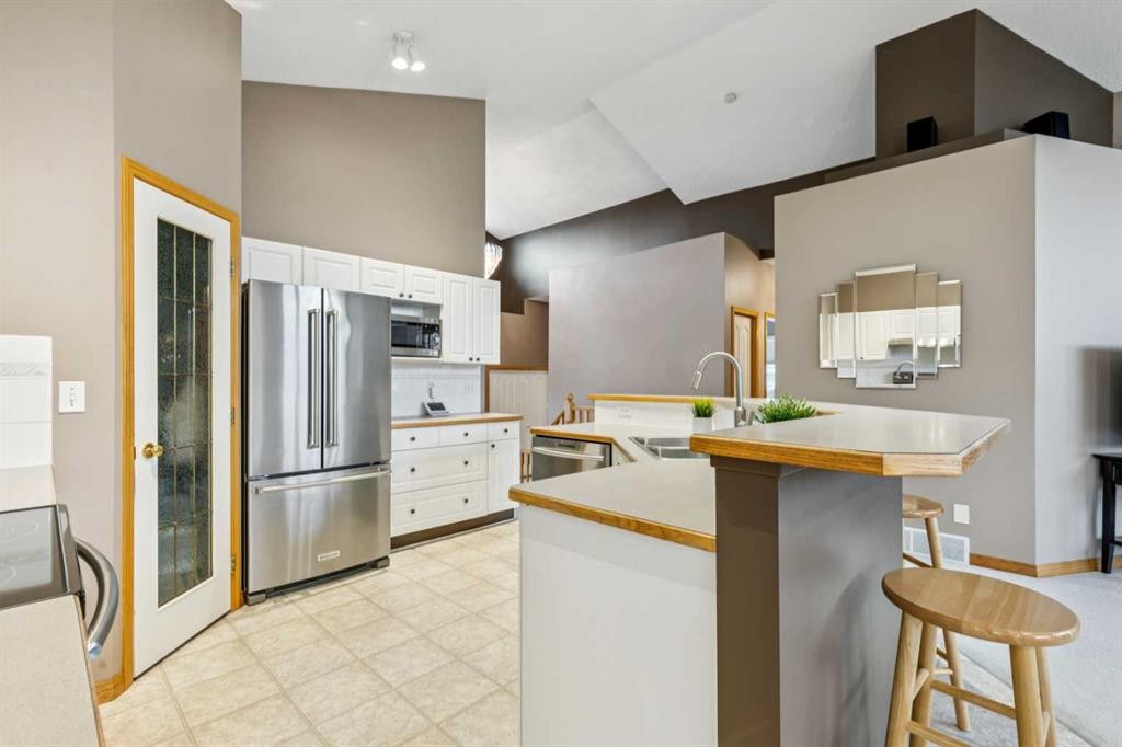 232 Springmere Place, Chestermere, AB - Indoor Photo Showing Kitchen