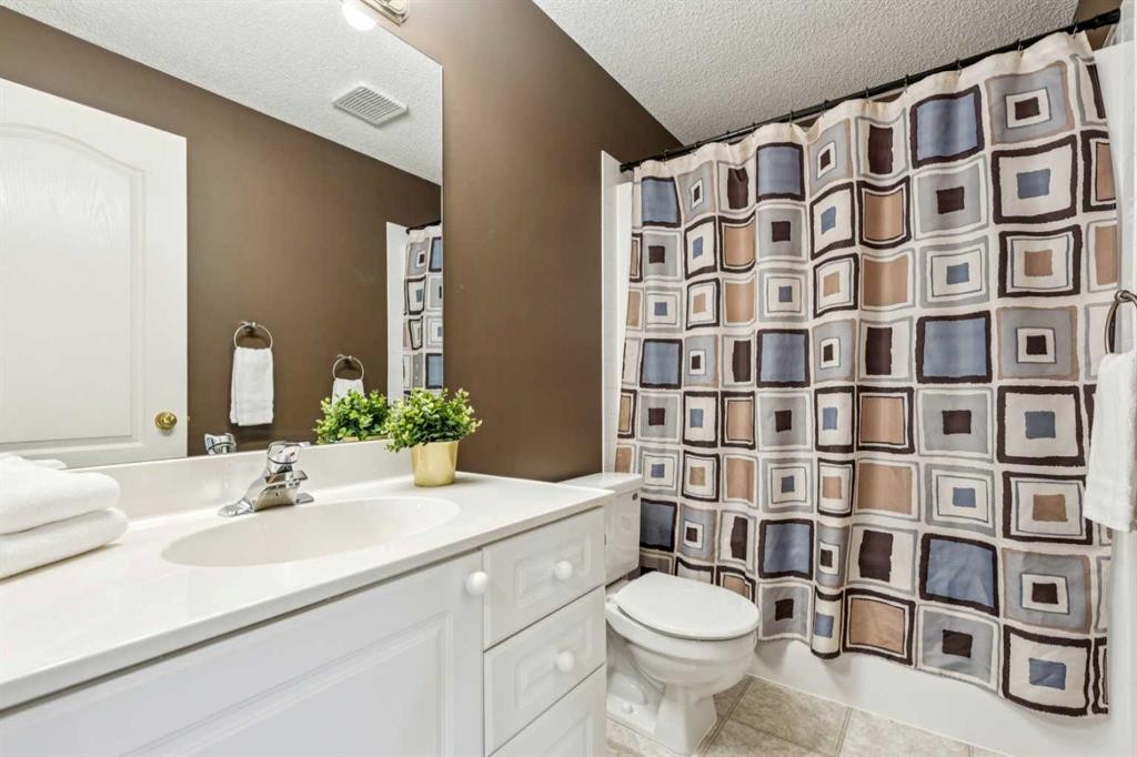 232 Springmere Place, Chestermere, AB - Indoor Photo Showing Bathroom
