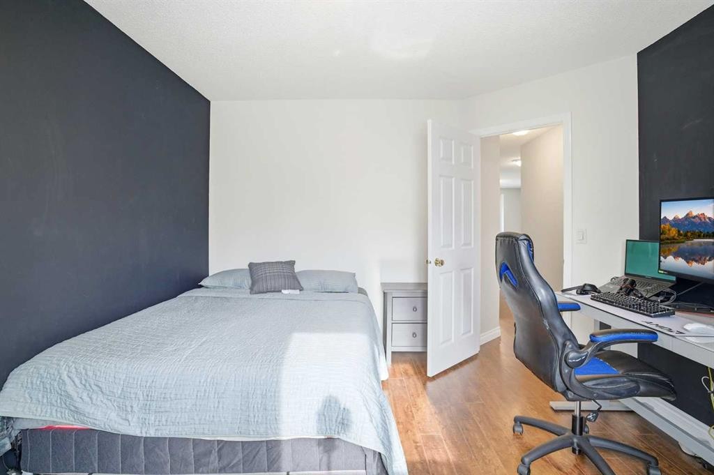 618 Citadel Drive Nw, Calgary, AB - Indoor Photo Showing Bedroom