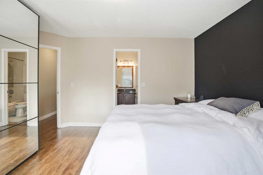 618 Citadel Drive Nw, Calgary, AB - Indoor Photo Showing Bedroom