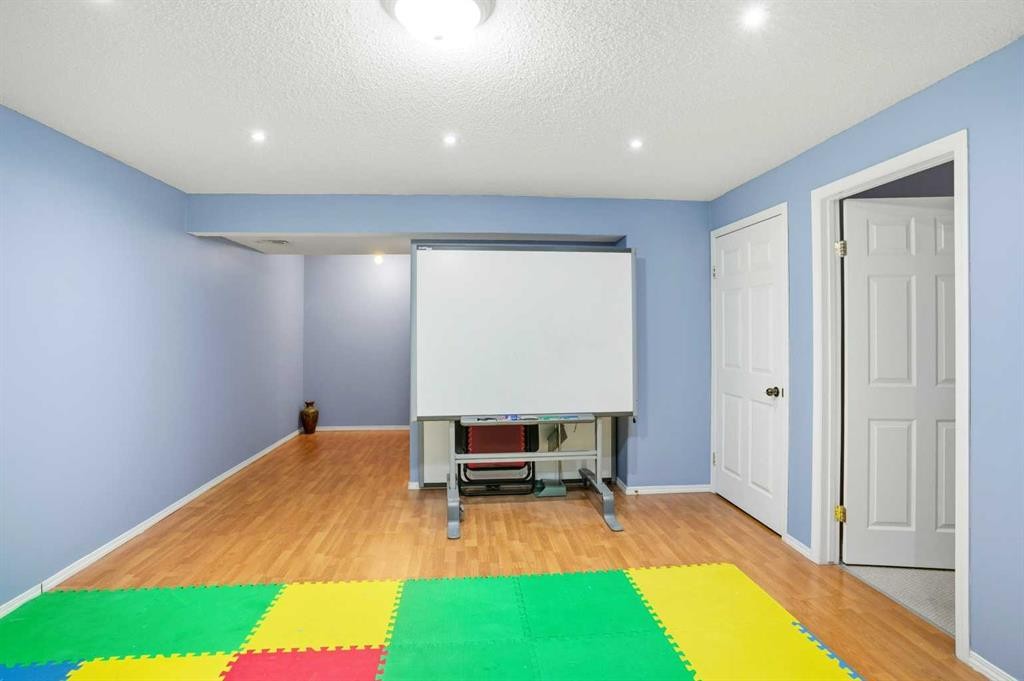 618 Citadel Drive Nw, Calgary, AB - Indoor Photo Showing Other Room
