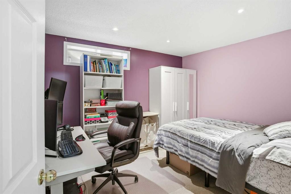 618 Citadel Drive Nw, Calgary, AB - Indoor Photo Showing Bedroom