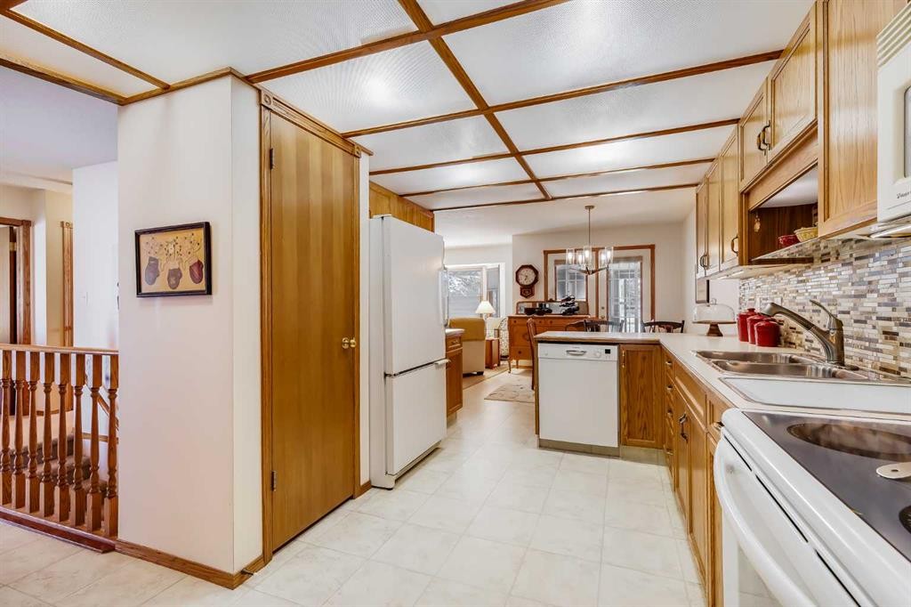 4118 Silverpark Estates Close, Olds, AB - Indoor Photo Showing Kitchen With Double Sink