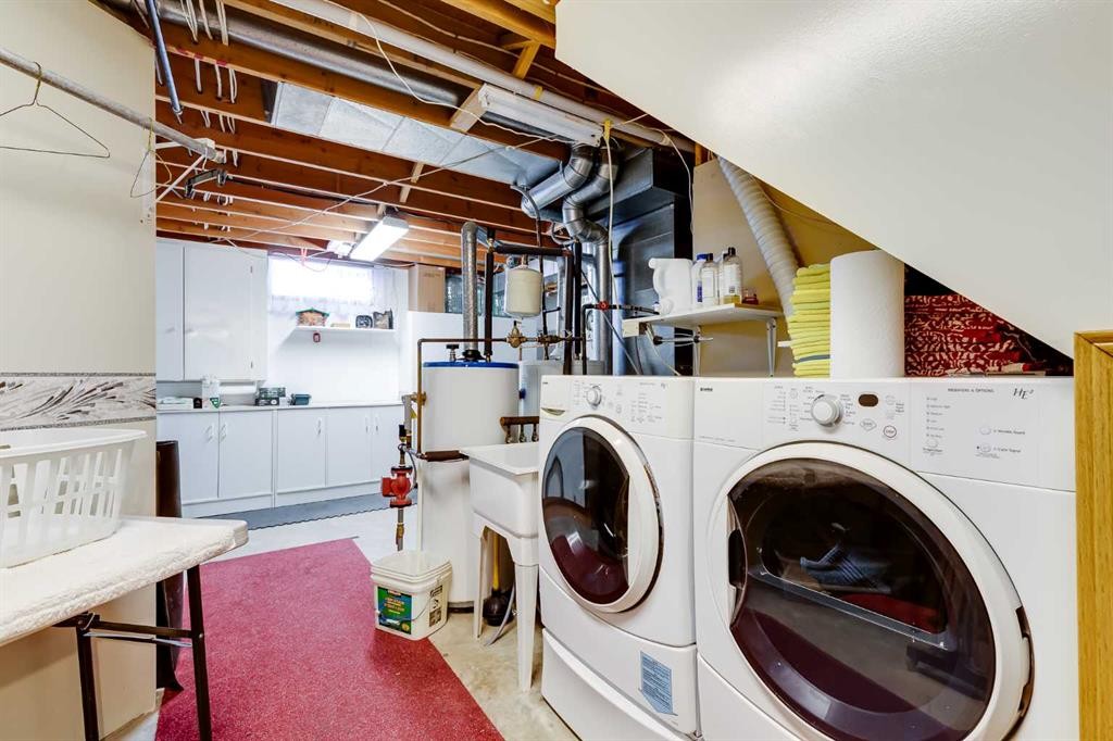 4118 Silverpark Estates Close, Olds, AB - Indoor Photo Showing Laundry Room
