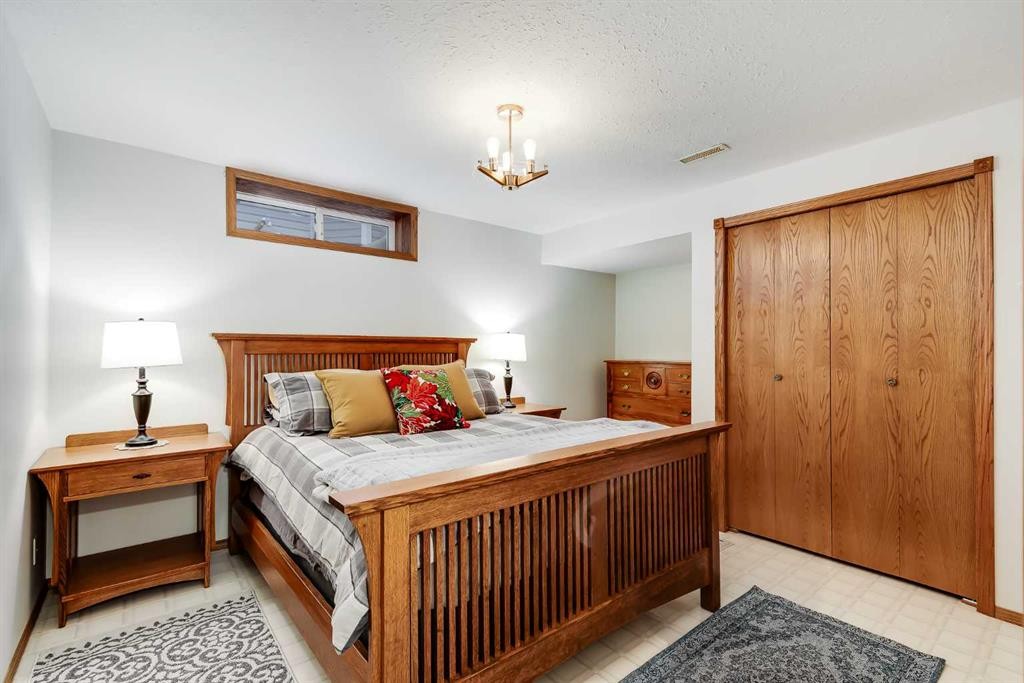 4118 Silverpark Estates Close, Olds, AB - Indoor Photo Showing Bedroom