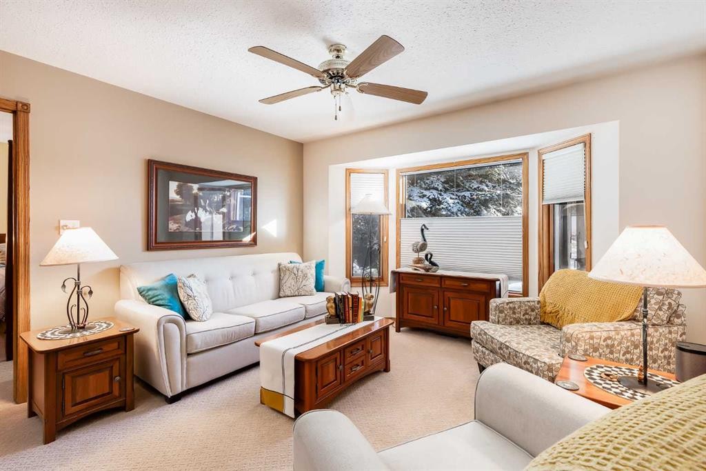 4118 Silverpark Estates Close, Olds, AB - Indoor Photo Showing Living Room