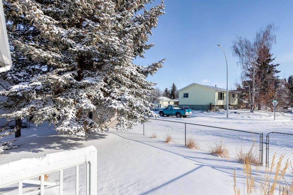 4118 Silverpark Estates Close, Olds, AB - Outdoor