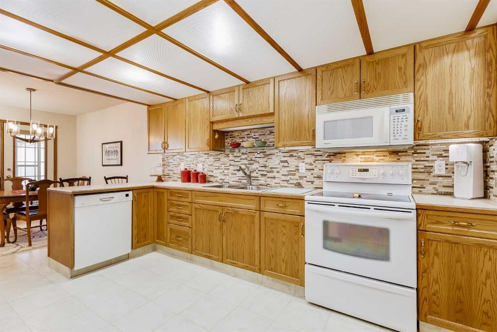 4118 Silverpark Estates Close, Olds, AB - Indoor Photo Showing Kitchen With Double Sink