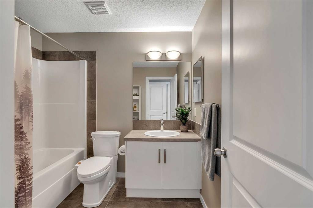 221 New Brighton Row Se, Calgary, AB - Indoor Photo Showing Bathroom